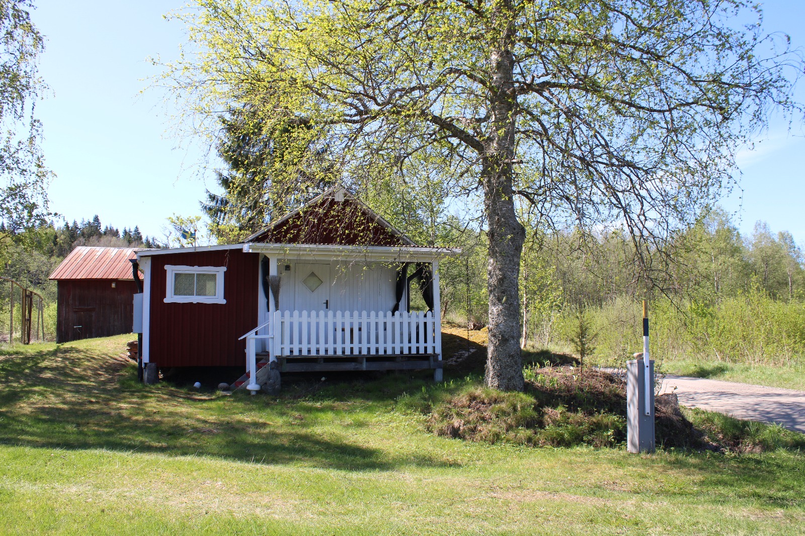 Ferienhaus Solskensstuga am See Vadjungen mit Holzterrasse