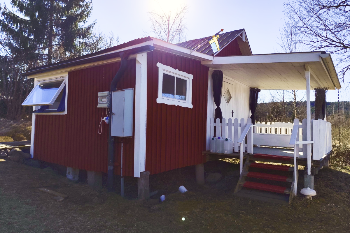 Ferienhaus mit Holzterrasse und Seeblick